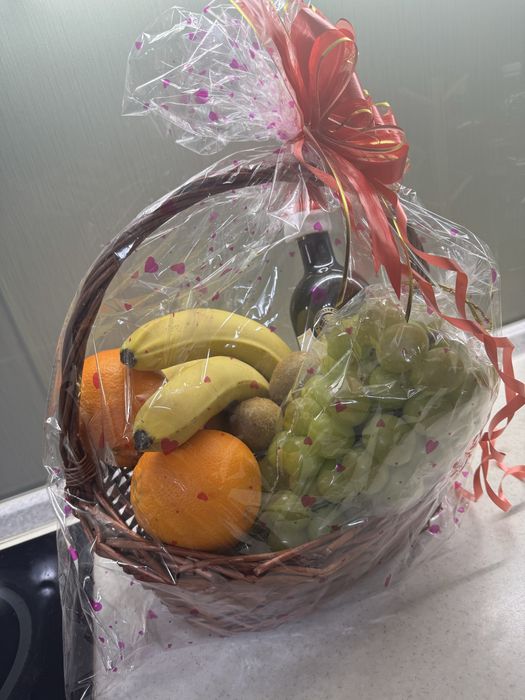 Букет фруктов с вином