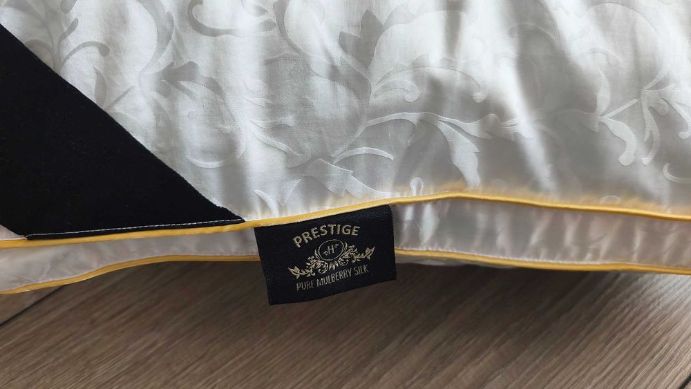 копринена възглавница с пълнеж от черничева коприна Prestige Pillows