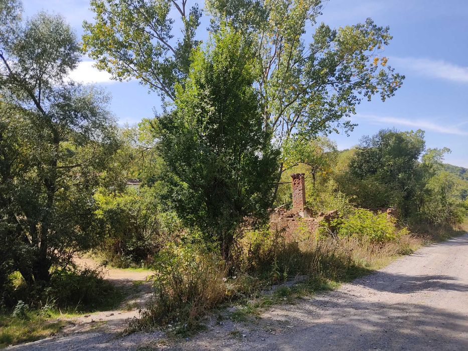 Продавам недвижим имот в село Лисец, Кюстендилска област