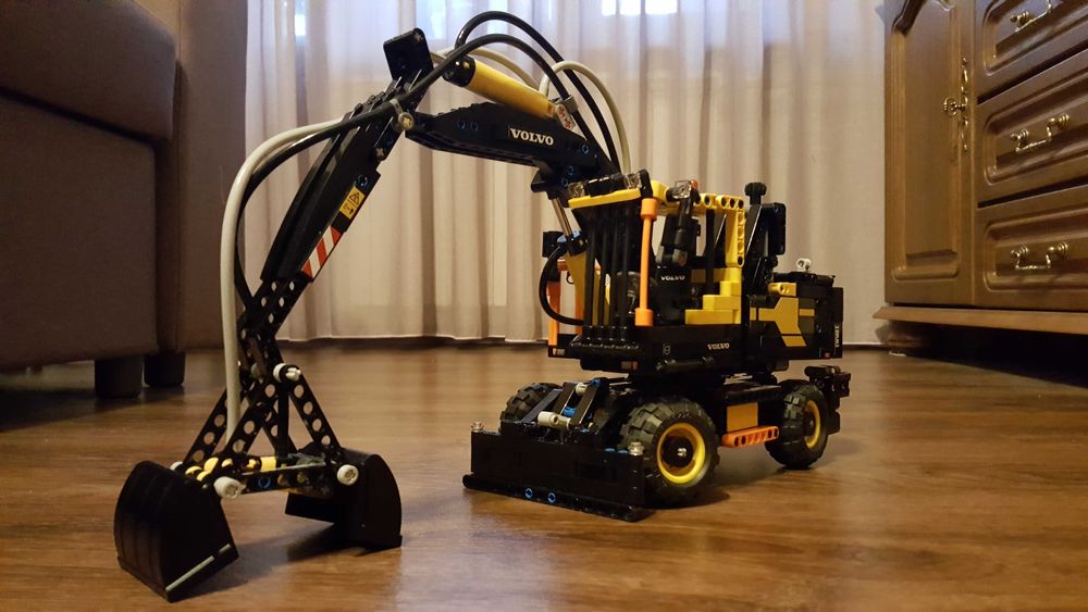 LEGO Technic Pneumatic 42053 Volvo EW160E Excavator