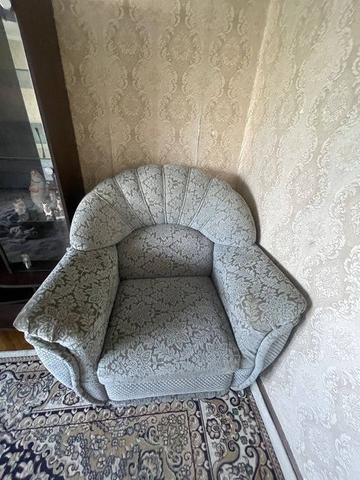 Продам уголокб/у  для зала 2 дивана +1 кресло