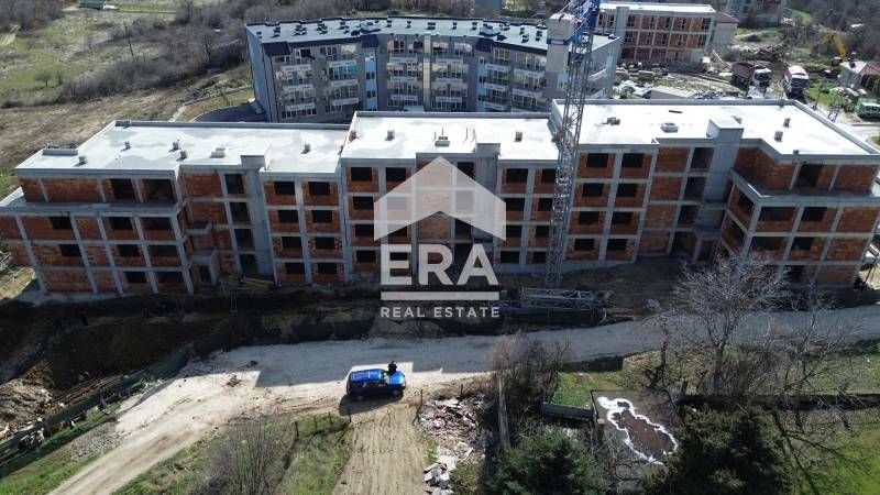 Тристаен апартамент за продажба, със собствен двор, в новострояща се с
