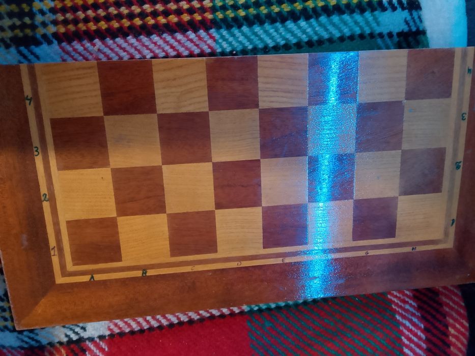 Стар дървен шах с табла