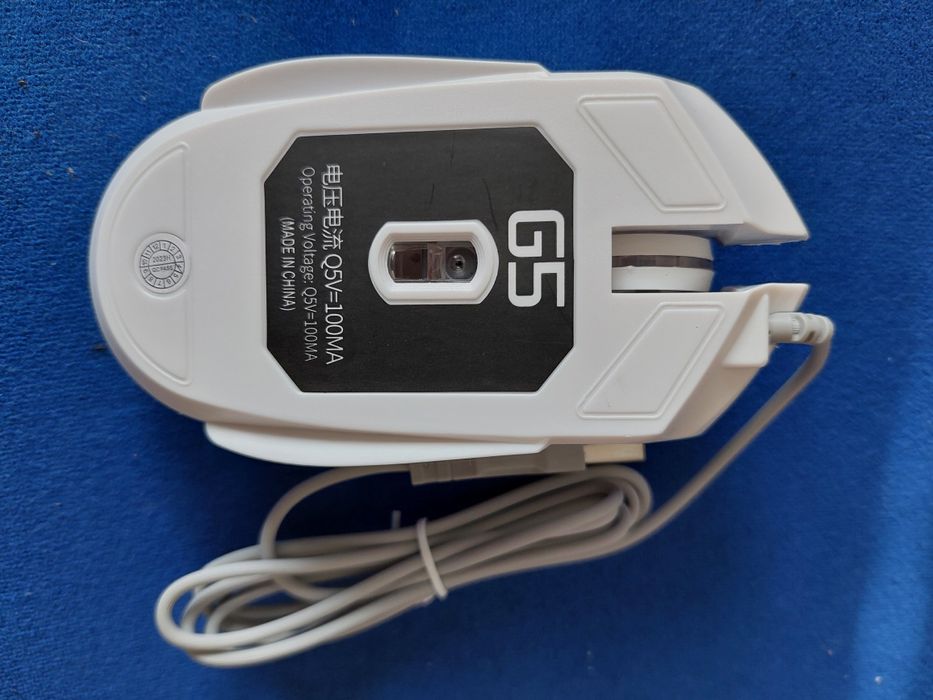 Бяла мишка за компютър светеща в различни цветове