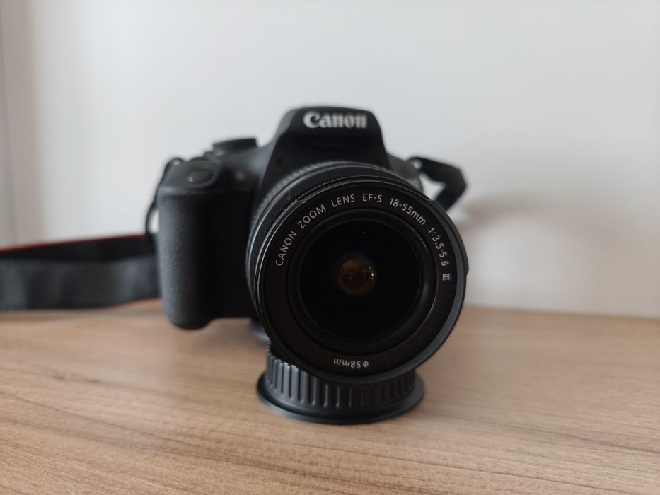 KIT Aparat foto DSLR Canon EOS 2000D 24.1 MP + Obiectiv EF-S 18-55mm DC III