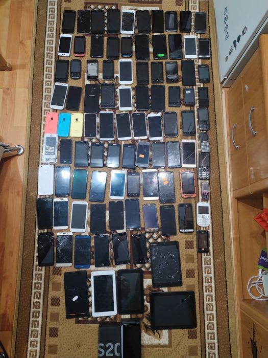 Telefoane pentru piese lot 100 buc+ placi de baza