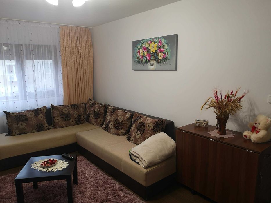Inchiriez apartament decomandat 2 camere Micro 17