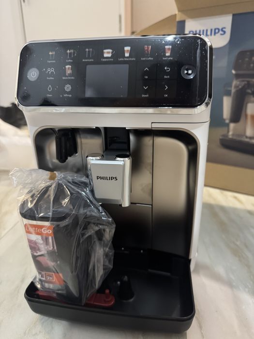 Espressor Automat Philips 5500 LatteGo – Alb Crom – Nou și Sigilat