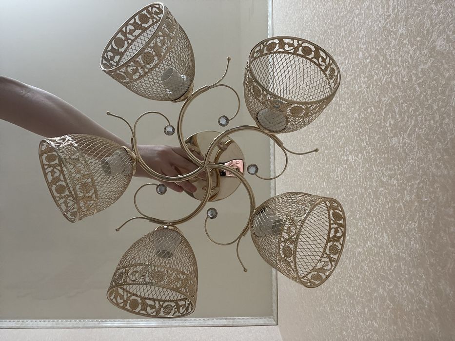 Люстра в хорошем состоянии