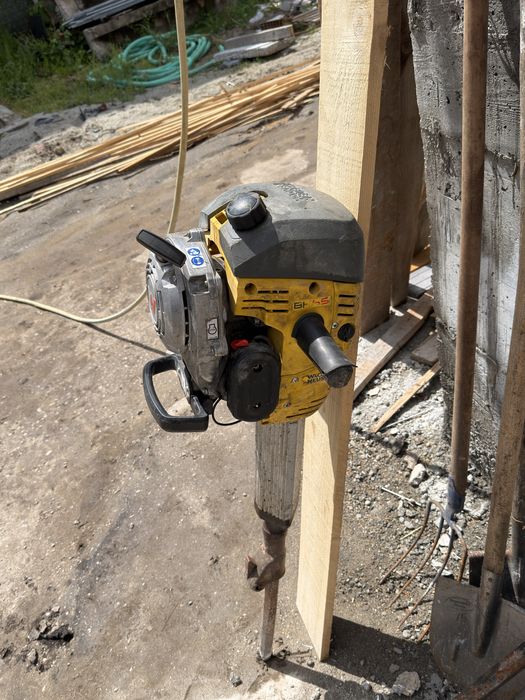 Inchiriez: cangur de batut; talpa de batut; popi metalici; schela metalica; pickhammer profesional; vibrator beton si alte scule pentru constructii.
