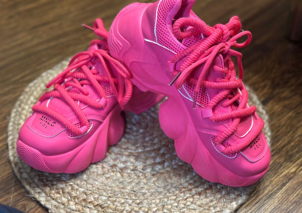 Розови маратонки