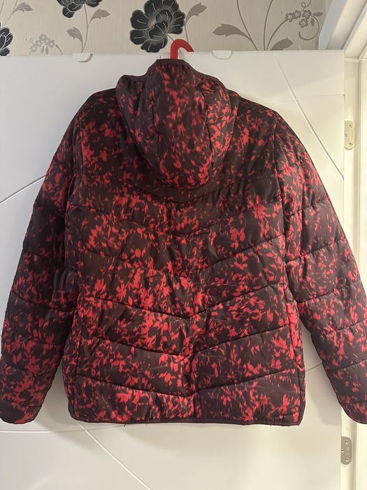 Продавам дамско яке Puma