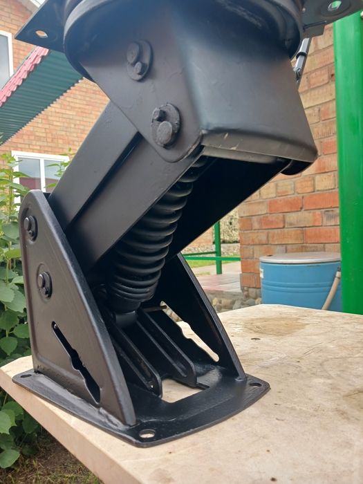 Прадоётся амартизирующия стойка.