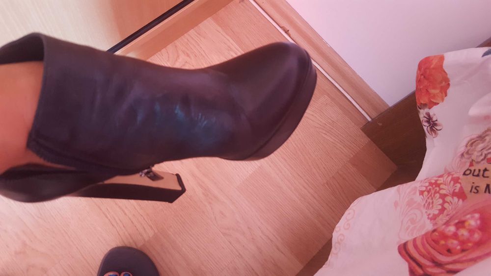 Ghete/ botine negre din piele marimea 38