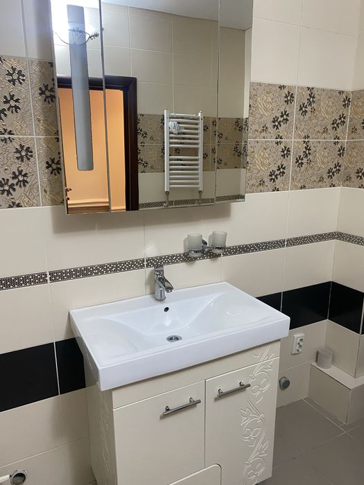 Тумба с раковиной и зеркалом