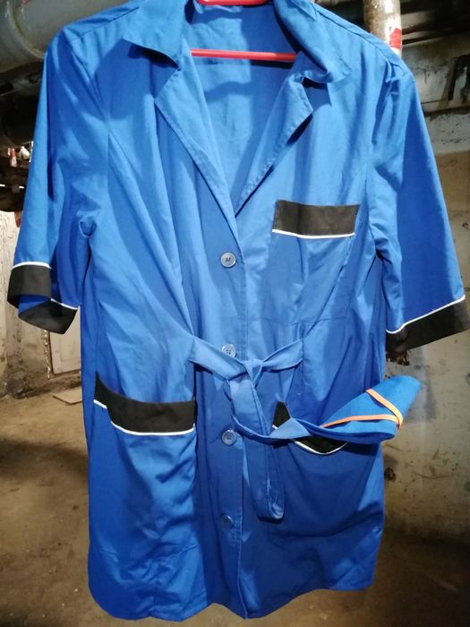 Медицинский халат и халат уборщицы