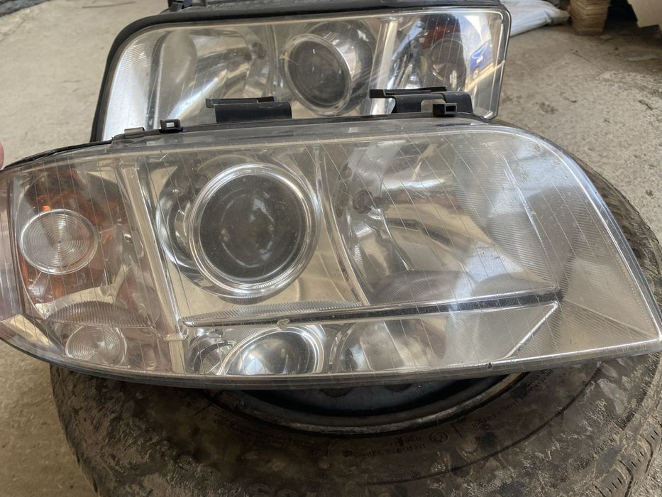 Faruri Audi A6 C5 Hella Unul are o clema rupta