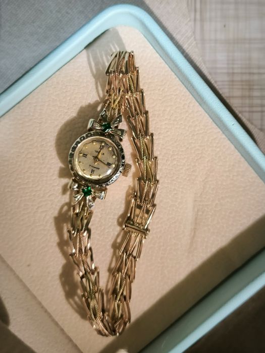 Женские золотые наручные часы с бриллиантами