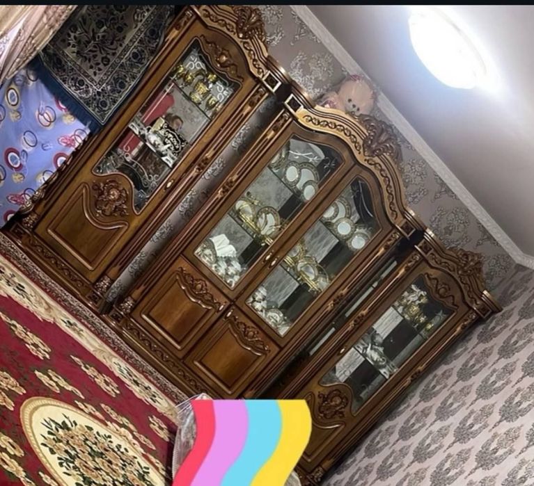 Продам красивый шкаф-витрину для посуды