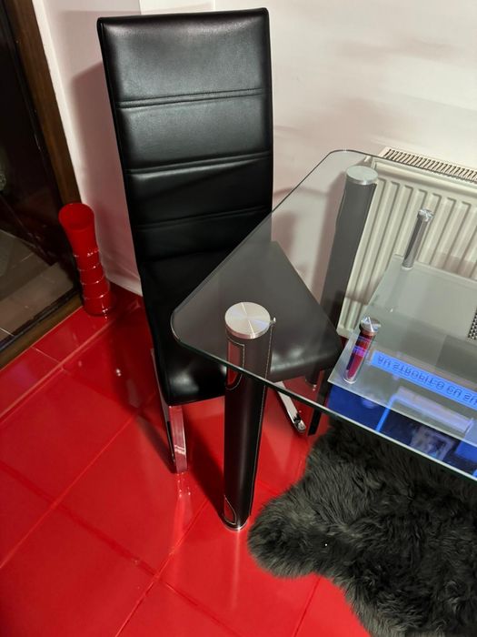 Vand masa din sticla cu picioare din piele.