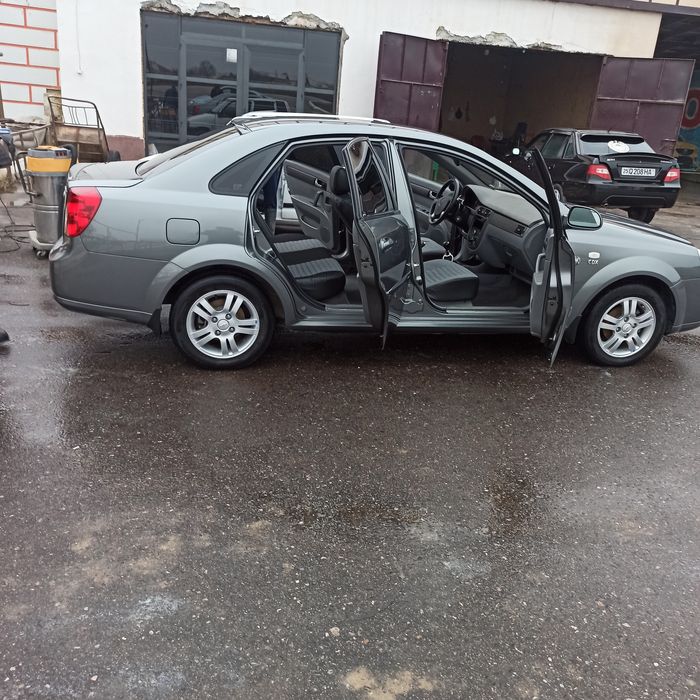 Лассети 1.8 сотилади