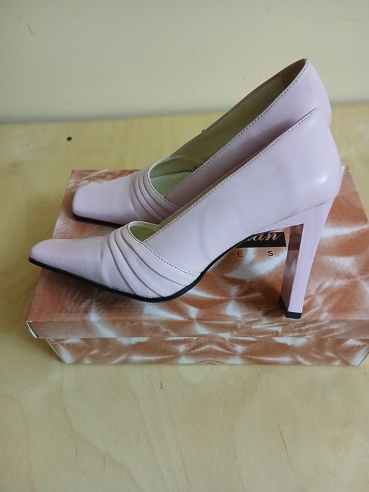 Продам женские туфли