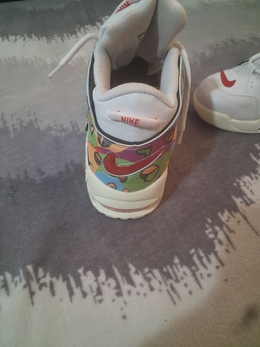 modelul Nike Air More Uptempo "Peace, Love, Swoosh".