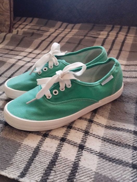 Кроссовки . Новые. 36 размер.