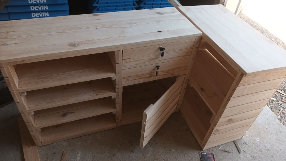 Търговско обзавеждане  от масивна дървесина