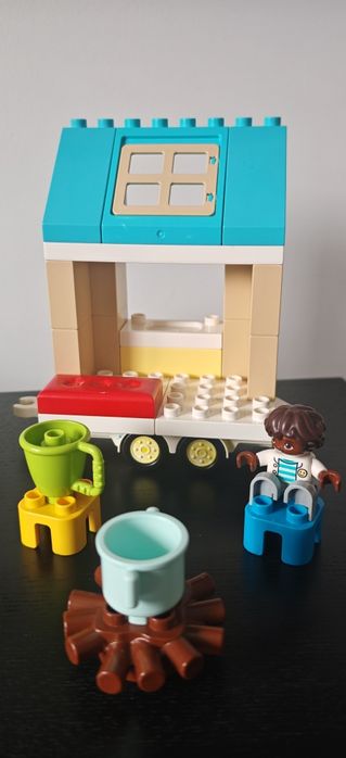 Lego Duplo 10986 - Casa de familie pe roti (camping)