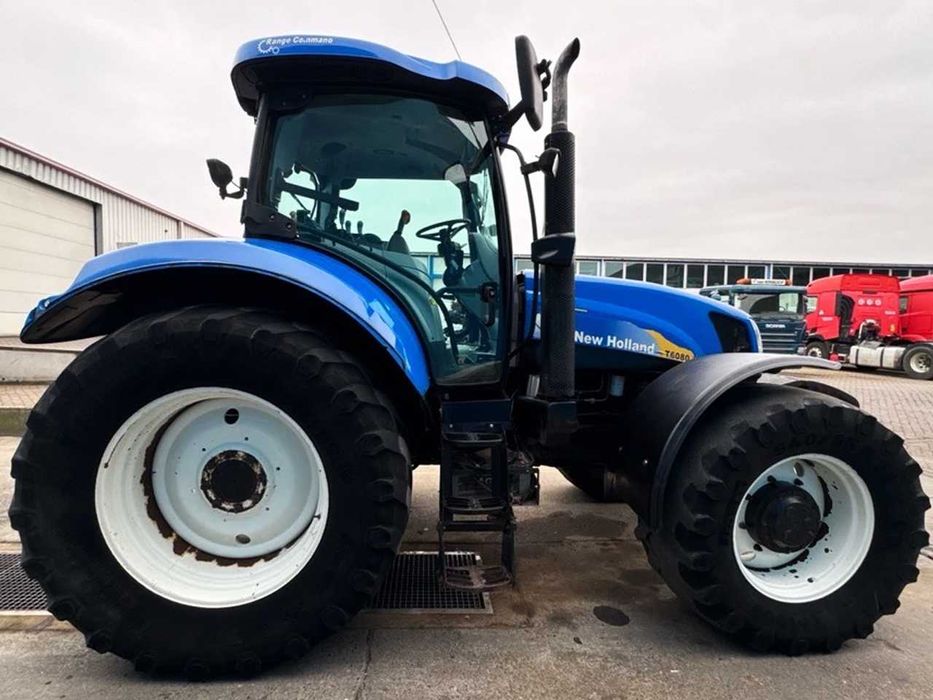 Колесный трактор New Holland T6080