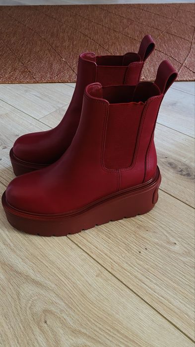 Valentino Garavani  новый  37 размер.