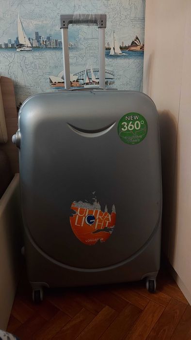 Чемодан на колесиках