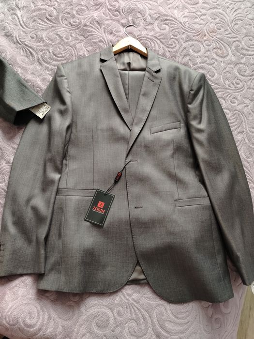 Продам костюмы новые