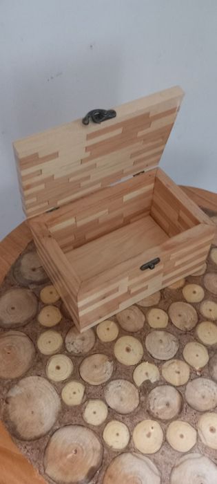 Cutii din lemn de cireș și brad