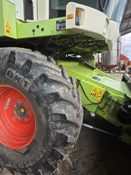 Claas medion 330 combina
