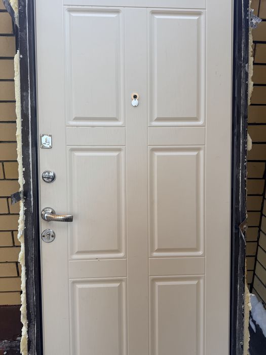 Железная уличная входная дверь