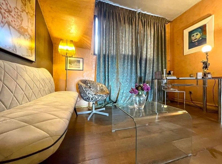 Продава се Тристаен апартамент в София, Център - 74 кв.м за 3717 €/кв.м - Снимка #2