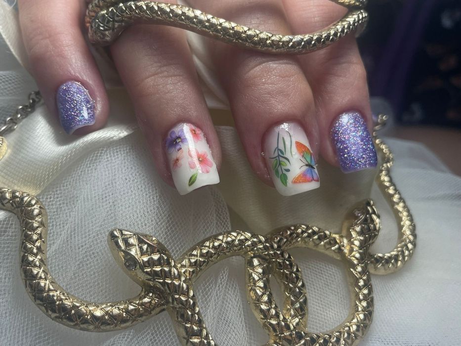 Realizez manichiură gel și semi