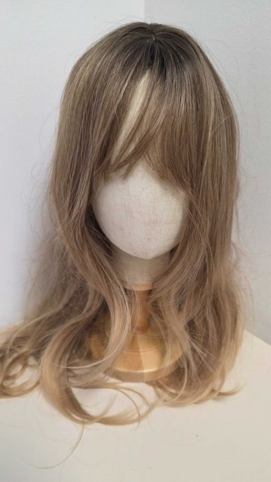 Perucă HAIRCUBE lungă ondulată ombre șaten-blond, cu breton lateral