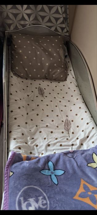 Болалар учун диван кулай холатда