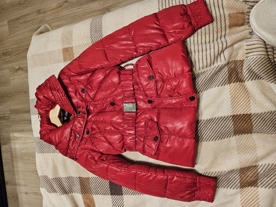 Geaca Guess, mărimea S, roșu aprins