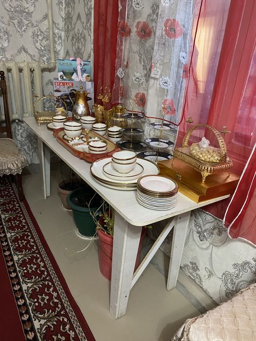 Длинный белый стол