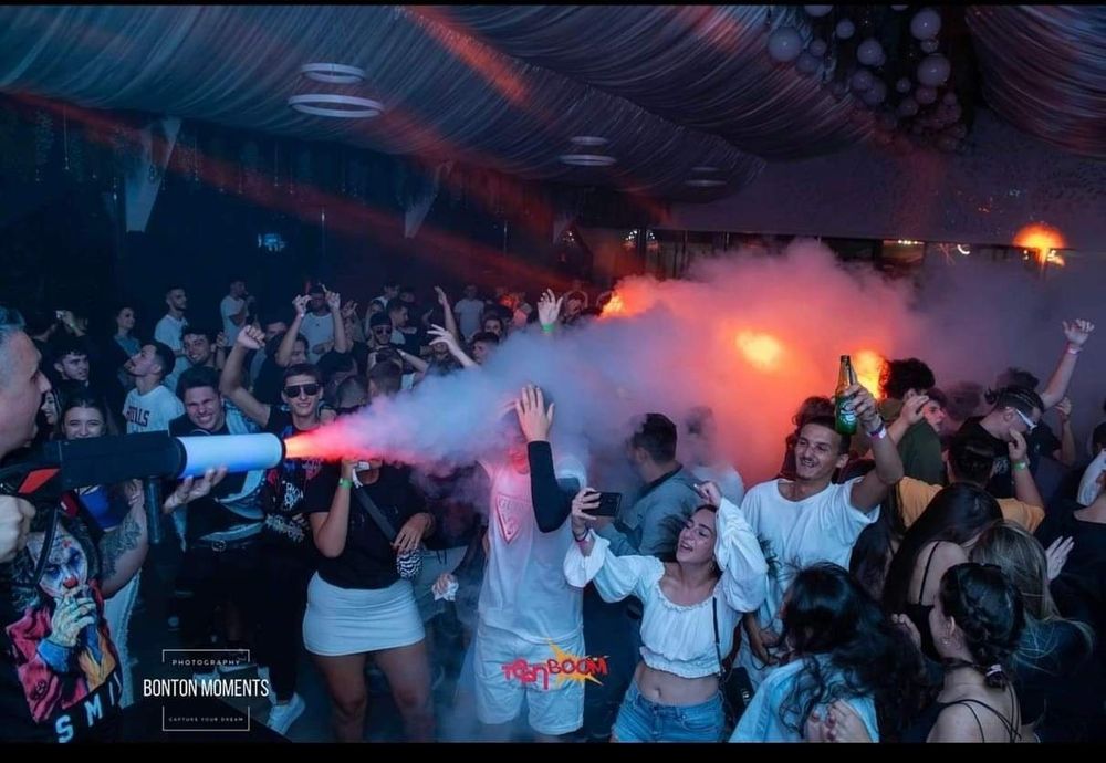 Dj, Mc, Ecran led, lumini, fum greu, tun spuma, pistol CO2