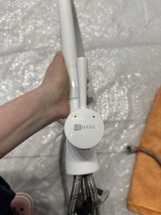 Белый кран LeMark