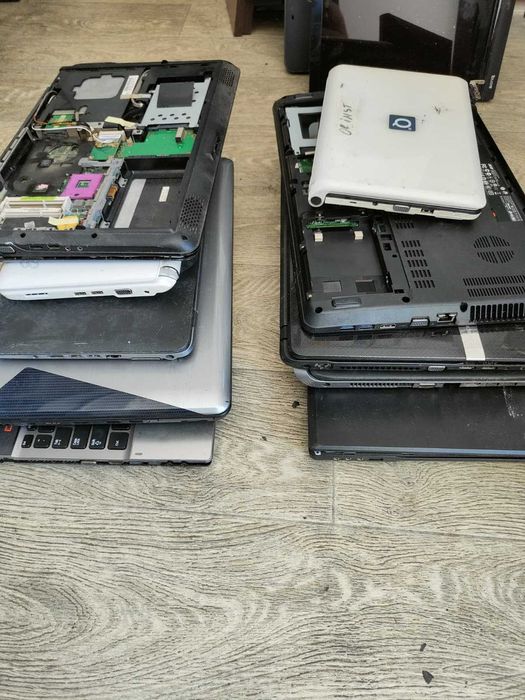 Lot 10 laptopuri incomplete cu diferite defecte pentru piese