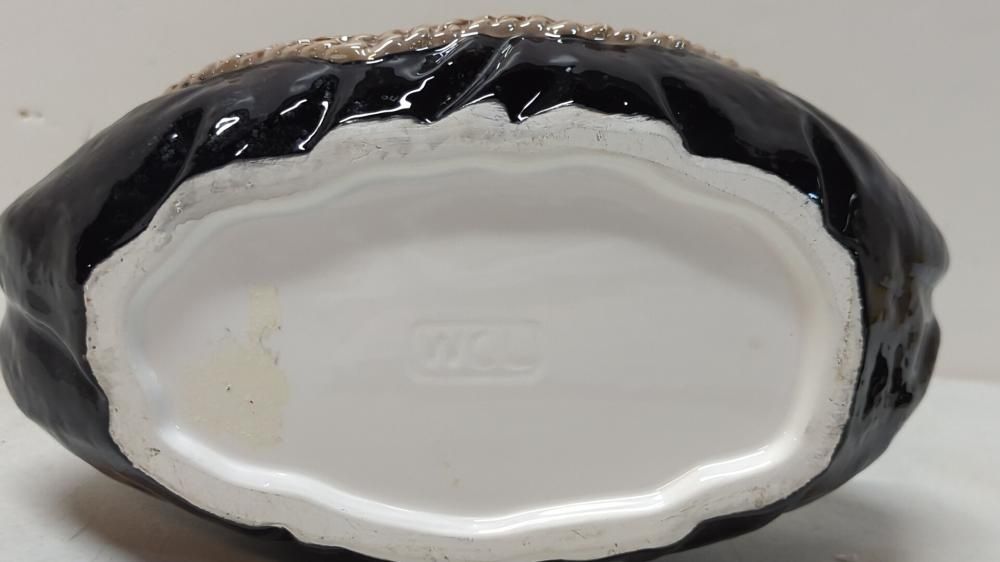 Керамечен съд под формата на дамска чанта