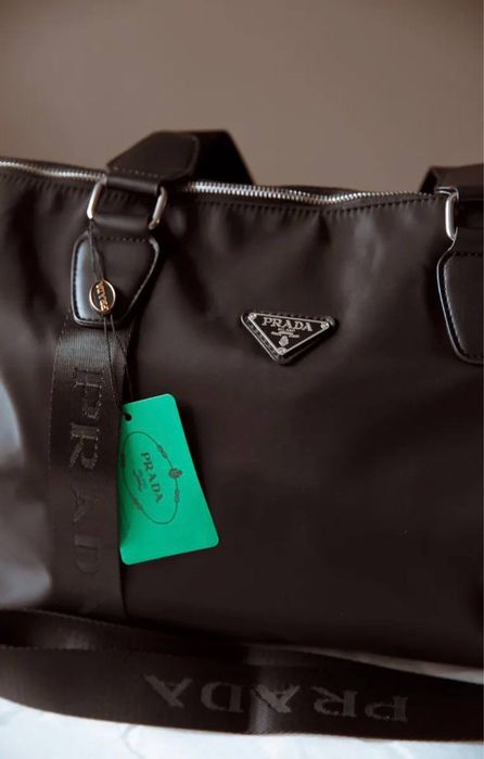 Стилна пътна / спортна чанта Prada, черна