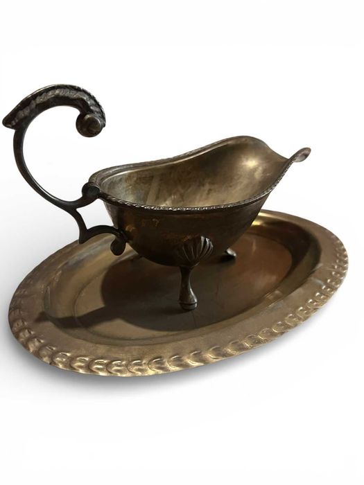 Винтидж метална сосиера с подложка