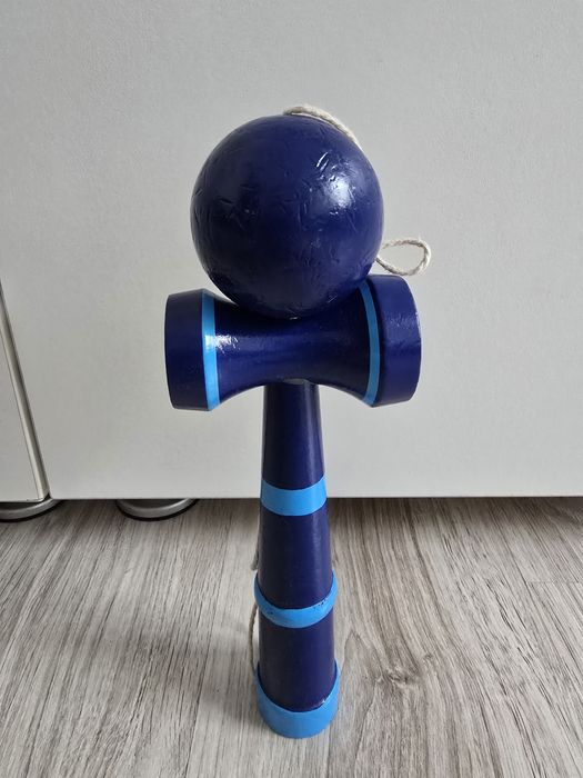Kendama mare, cea mica este vanduta
